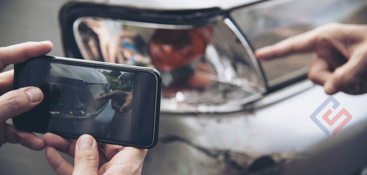 Road accident in Moldova: photographing vehicle damage to document an RCA insurance case and submit details to the insurer.