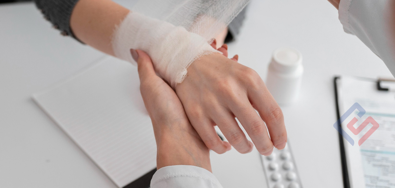 Accident insurance policy in Moldova: doctor bandaging an injured hand, illustrating financial protection in case of injuries and recovery.