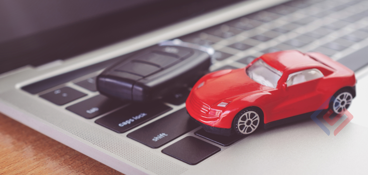 Încheierea RCA online în Moldova: machetă roșie de automobil și cheie pe laptop, simbol al verificării digitale și cumpărării asigurării auto.